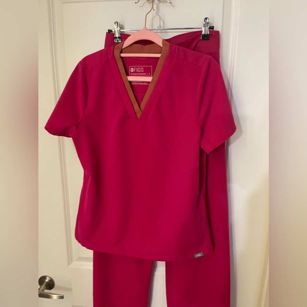 Figs set-1 pant and top retired color. Rare find ultra rose. Slim fit size small